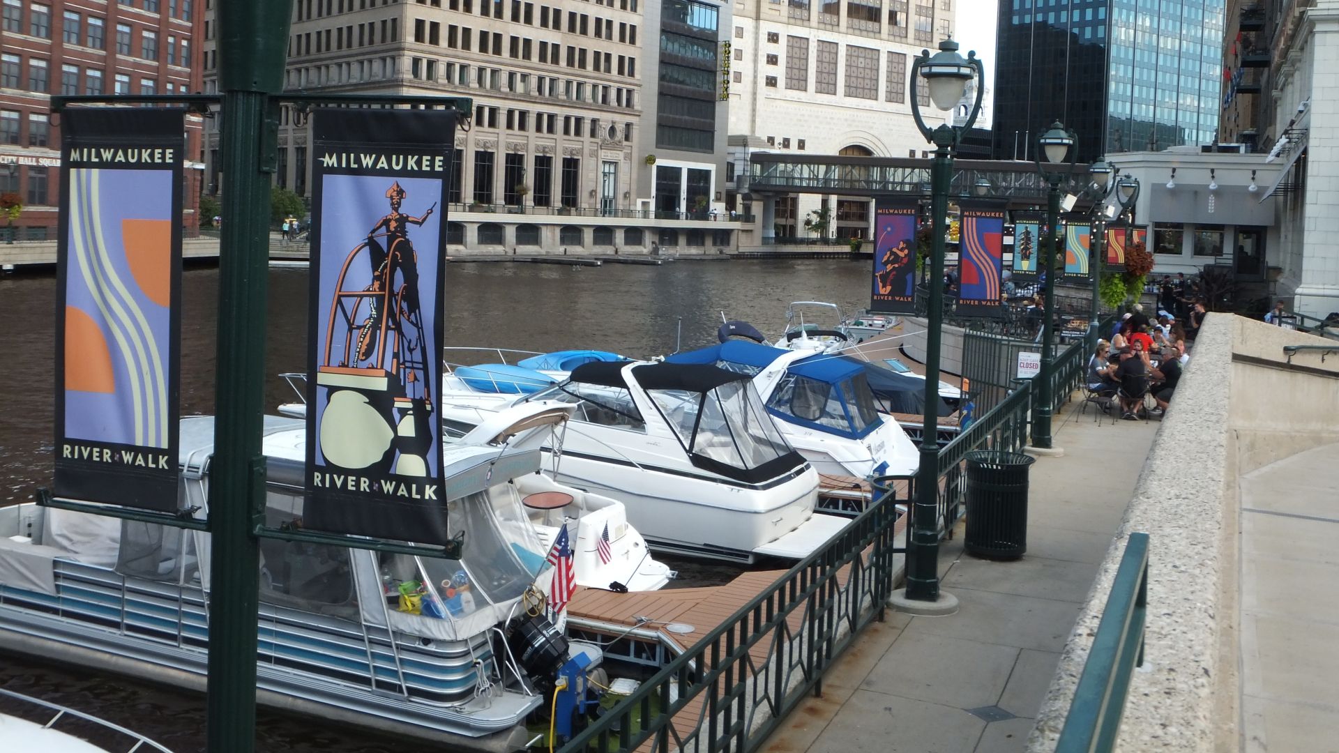 FREE Milwaukee RiverWalk SelfGuided Walking Tour and Sightseeing Guide