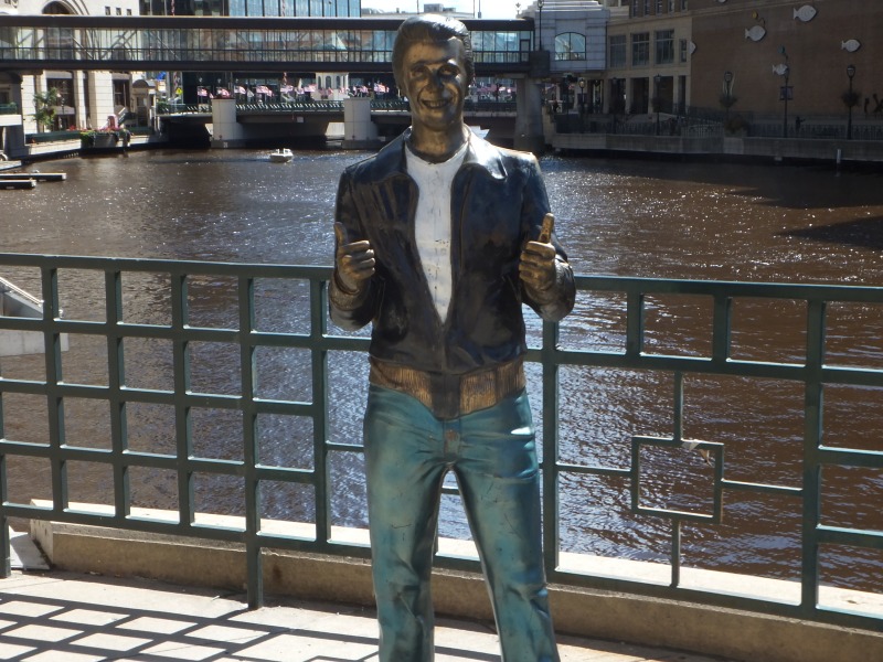 Bronz Fonz Statue image